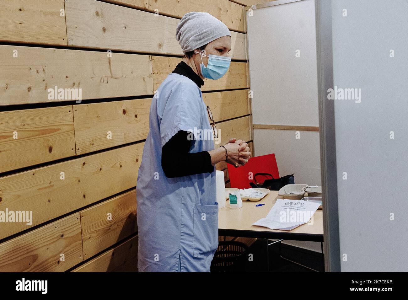 ©Jan Schmidt-Whitley/Le Pictorium/MAXPPP - Jan Schmidt-Whitley/Le Pictorium - 16/1/2021 - France / Val d'Oise / Taverny - Une infirmiere explique la procedure a Francoise (55 ans). Depuis une semaine, le centre de vaccination Covid-19 de Taverny vaccine les personnels de sante dans le departement du Val d'Oise. Le centre a ete mis sur pied par la mairie en collaboration avec l'ARS. Les personnes jugees prioritaires vont egalement pouvoir se faire vacciner. / 16/1/2021 - France / Val d'Oise / Taverny - A nurse explains the procedure to Francoise (55 years old). For the past week, the Covid-19 v Stock Photo