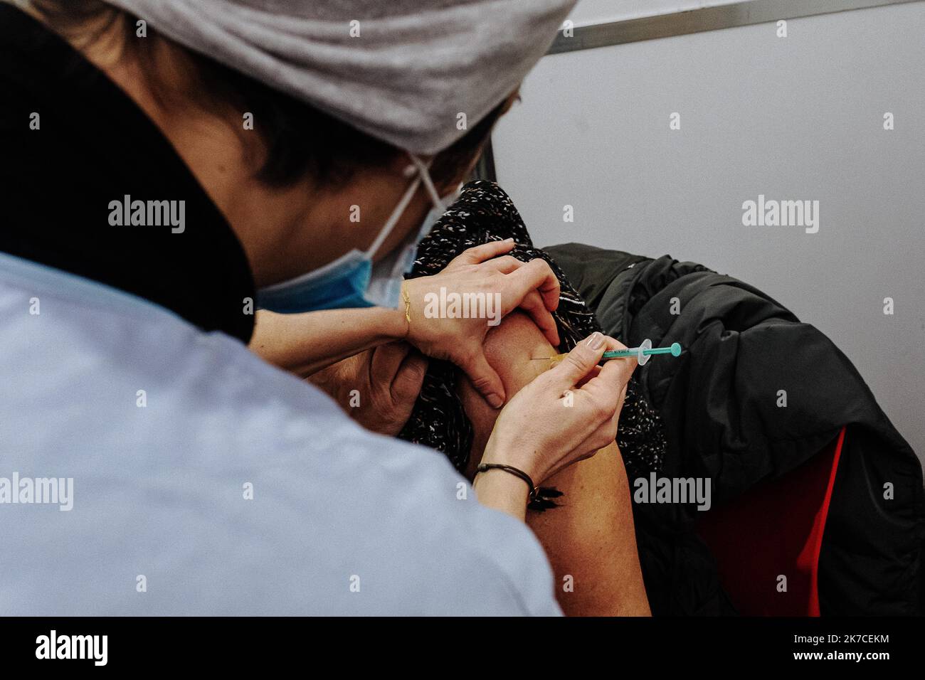 ©Jan Schmidt-Whitley/Le Pictorium/MAXPPP - Jan Schmidt-Whitley/Le Pictorium - 16/1/2021 - France / Val d'Oise / Taverny - Brigitte (65 ans) effectue des remplacements en pharmacie, elle recoit sa premiere injection du vaccin contre le Covid-19. Depuis une semaine, le centre de vaccination Covid-19 de Taverny vaccine les personnels de sante dans le departement du Val d'Oise. Le centre a ete mis sur pied par la mairie en collaboration avec l'ARS. Les personnes jugees prioritaires vont egalement pouvoir se faire vacciner. / 16/1/2021 - France / Val d'Oise / Taverny - Brigitte (65 years old) is do Stock Photo