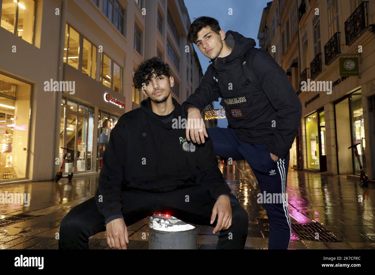 ©PHOTOPQR/LA PROVENCE/David Rossi ; Marseille ; 22/01/2021 ; Portrait de Yanis et Maxime, les tiktokeurs, au rond-point de Castellane (6e). démonstration de « parkours écolo » en eteignant les enseignes lumineuses - 2020/01/22. Portrait of Yanis and Maxime, French Tiktok stars and demonstration of “green parkours” by turning off the illuminated signs on the streets. Stock Photo