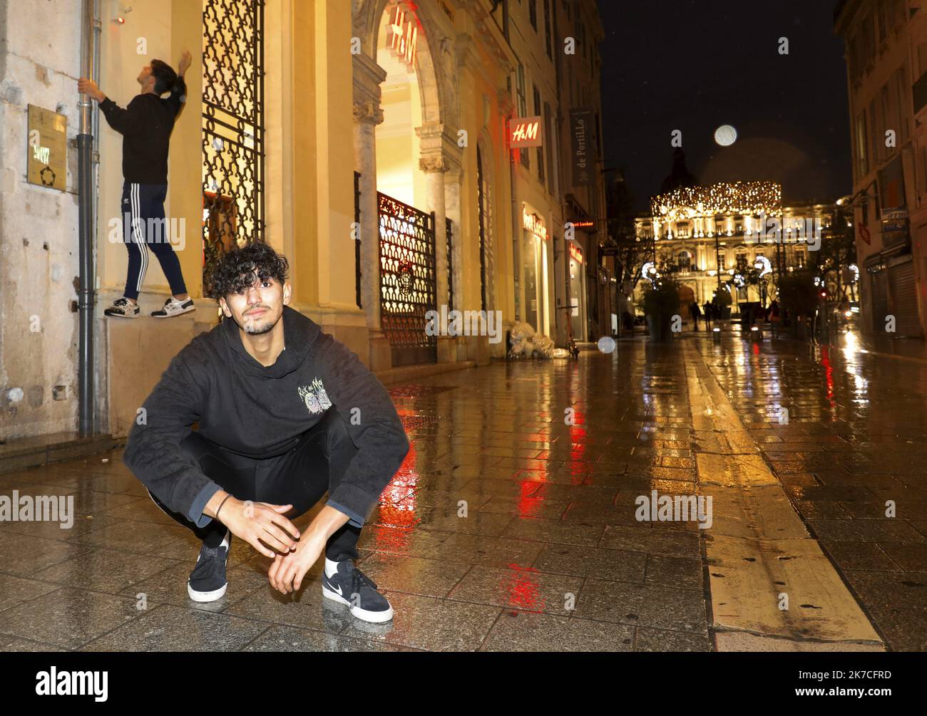 ©PHOTOPQR/LA PROVENCE/David Rossi ; Marseille ; 22/01/2021 ; Portrait de Yanis et Maxime, les tiktokeurs, au rond-point de Castellane (6e). démonstration de « parkours écolo » en eteignant les enseignes lumineuses - 2020/01/22. Portrait of Yanis and Maxime, French Tiktok stars and demonstration of “green parkours” by turning off the illuminated signs on the streets. Stock Photo