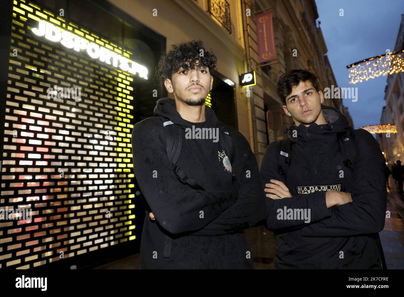 ©PHOTOPQR/LA PROVENCE/David Rossi ; Marseille ; 22/01/2021 ; Portrait de Yanis et Maxime, les tiktokeurs, au rond-point de Castellane (6e). démonstration de « parkours écolo » en eteignant les enseignes lumineuses - 2020/01/22. Portrait of Yanis and Maxime, French Tiktok stars and demonstration of “green parkours” by turning off the illuminated signs on the streets. Stock Photo