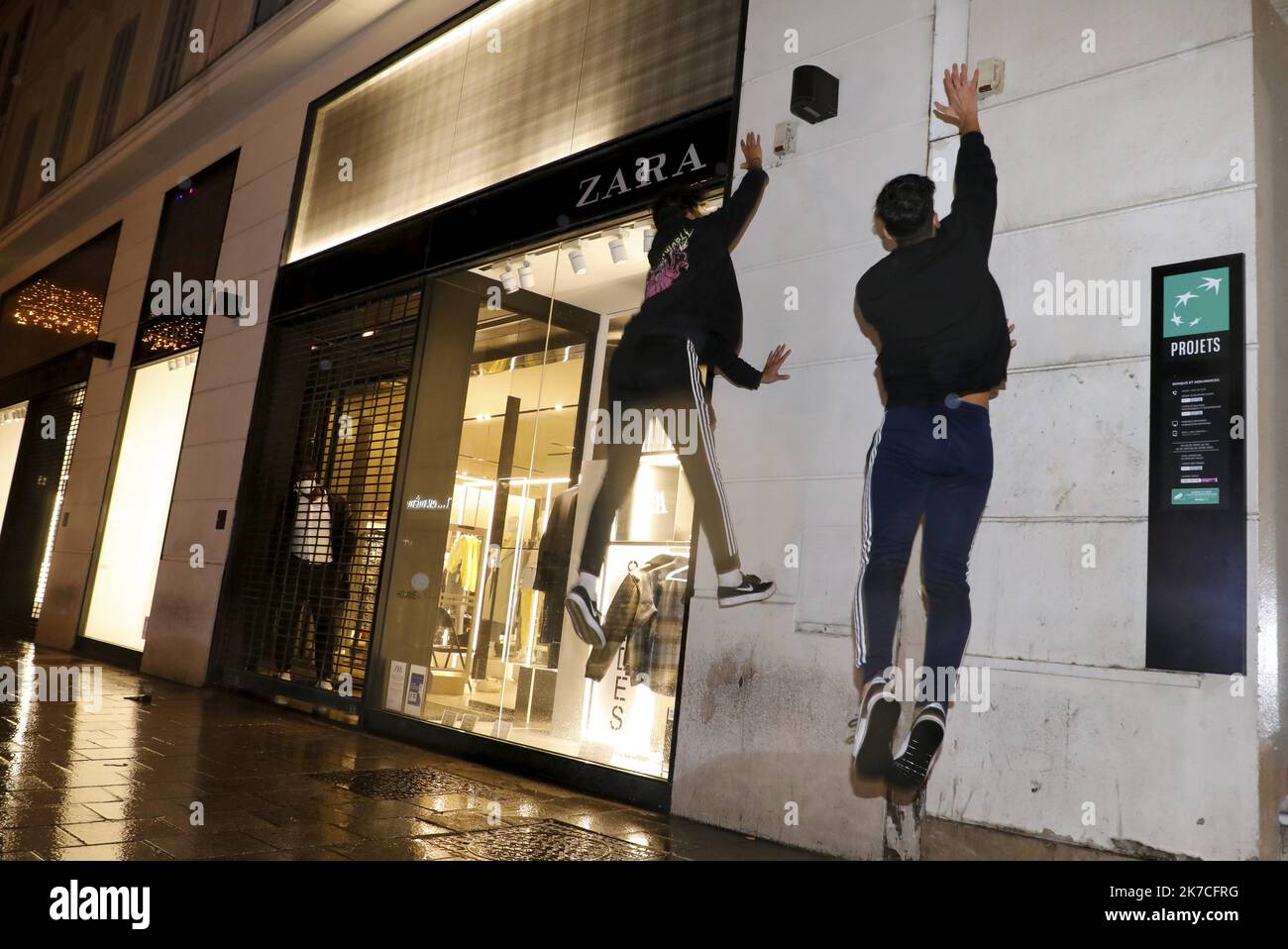 ©PHOTOPQR/LA PROVENCE/David Rossi ; Marseille ; 22/01/2021 ; Portrait de Yanis et Maxime, les tiktokeurs, au rond-point de Castellane (6e). démonstration de « parkours écolo » en eteignant les enseignes lumineuses - 2020/01/22. Portrait of Yanis and Maxime, French Tiktok stars and demonstration of “green parkours” by turning off the illuminated signs on the streets. Stock Photo