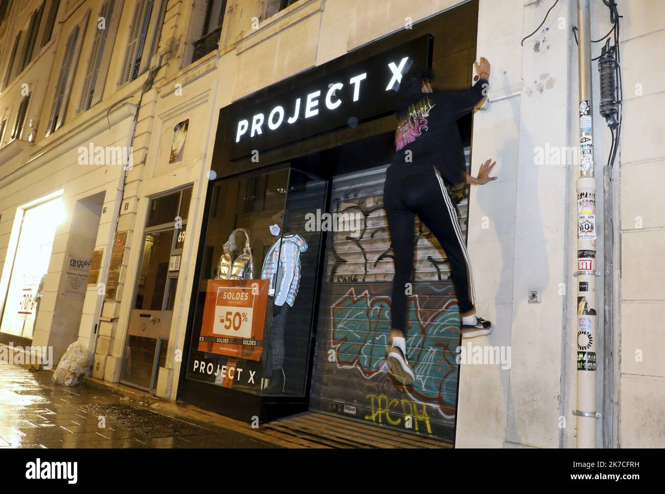 ©PHOTOPQR/LA PROVENCE/David Rossi ; Marseille ; 22/01/2021 ; Portrait de Yanis et Maxime, les tiktokeurs, au rond-point de Castellane (6e). démonstration de « parkours écolo » en eteignant les enseignes lumineuses - 2020/01/22. Portrait of Yanis and Maxime, French Tiktok stars and demonstration of “green parkours” by turning off the illuminated signs on the streets. Stock Photo