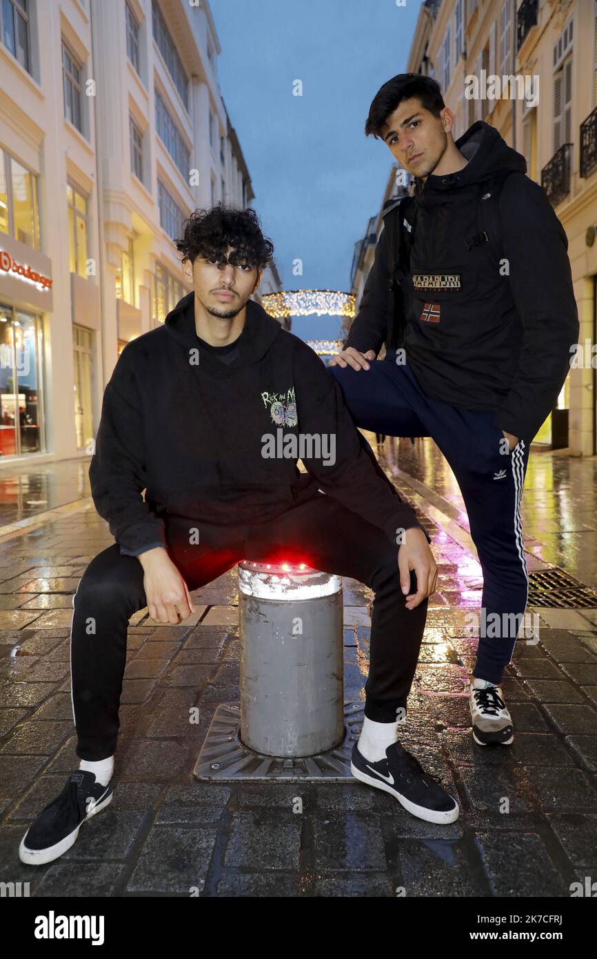 ©PHOTOPQR/LA PROVENCE/David Rossi ; Marseille ; 22/01/2021 ; Portrait de Yanis et Maxime, les tiktokeurs, au rond-point de Castellane (6e). démonstration de « parkours écolo » en eteignant les enseignes lumineuses - 2020/01/22. Portrait of Yanis and Maxime, French Tiktok stars and demonstration of “green parkours” by turning off the illuminated signs on the streets. Stock Photo