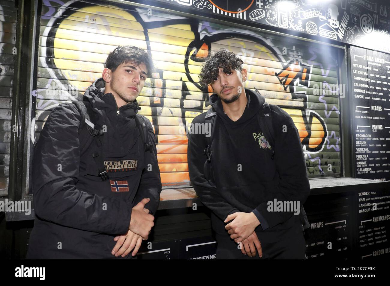 ©PHOTOPQR/LA PROVENCE/David Rossi ; Marseille ; 22/01/2021 ; Portrait de Yanis et Maxime, les tiktokeurs, au rond-point de Castellane (6e). démonstration de « parkours écolo » en eteignant les enseignes lumineuses - 2020/01/22. Portrait of Yanis and Maxime, French Tiktok stars and demonstration of “green parkours” by turning off the illuminated signs on the streets. Stock Photo