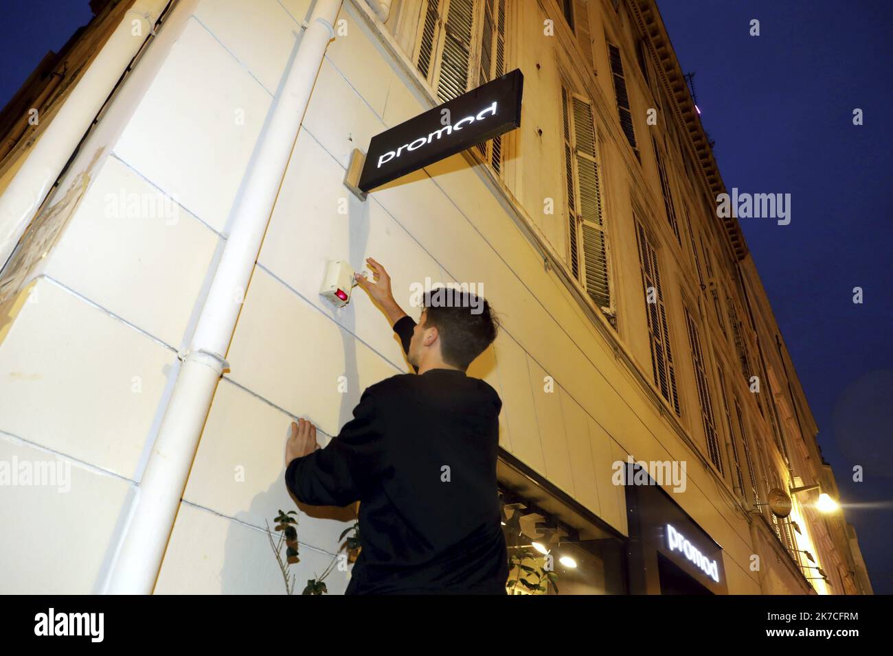 ©PHOTOPQR/LA PROVENCE/David Rossi ; Marseille ; 22/01/2021 ; Portrait de Yanis et Maxime, les tiktokeurs, au rond-point de Castellane (6e). démonstration de « parkours écolo » en eteignant les enseignes lumineuses - 2020/01/22. Portrait of Yanis and Maxime, French Tiktok stars and demonstration of “green parkours” by turning off the illuminated signs on the streets. Stock Photo