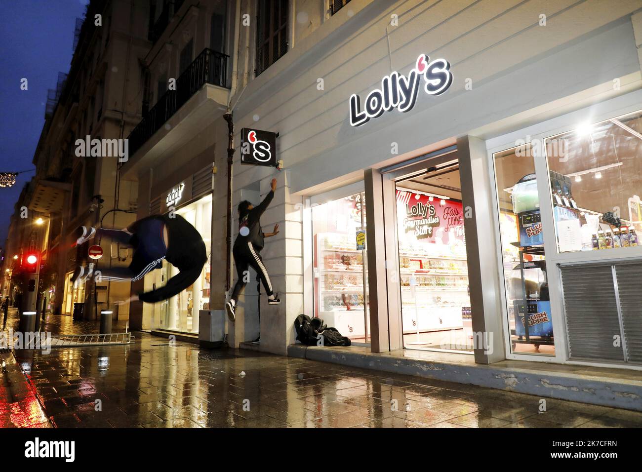 ©PHOTOPQR/LA PROVENCE/David Rossi ; Marseille ; 22/01/2021 ; Portrait de Yanis et Maxime, les tiktokeurs, au rond-point de Castellane (6e). démonstration de « parkours écolo » en eteignant les enseignes lumineuses - 2020/01/22. Portrait of Yanis and Maxime, French Tiktok stars and demonstration of “green parkours” by turning off the illuminated signs on the streets. Stock Photo