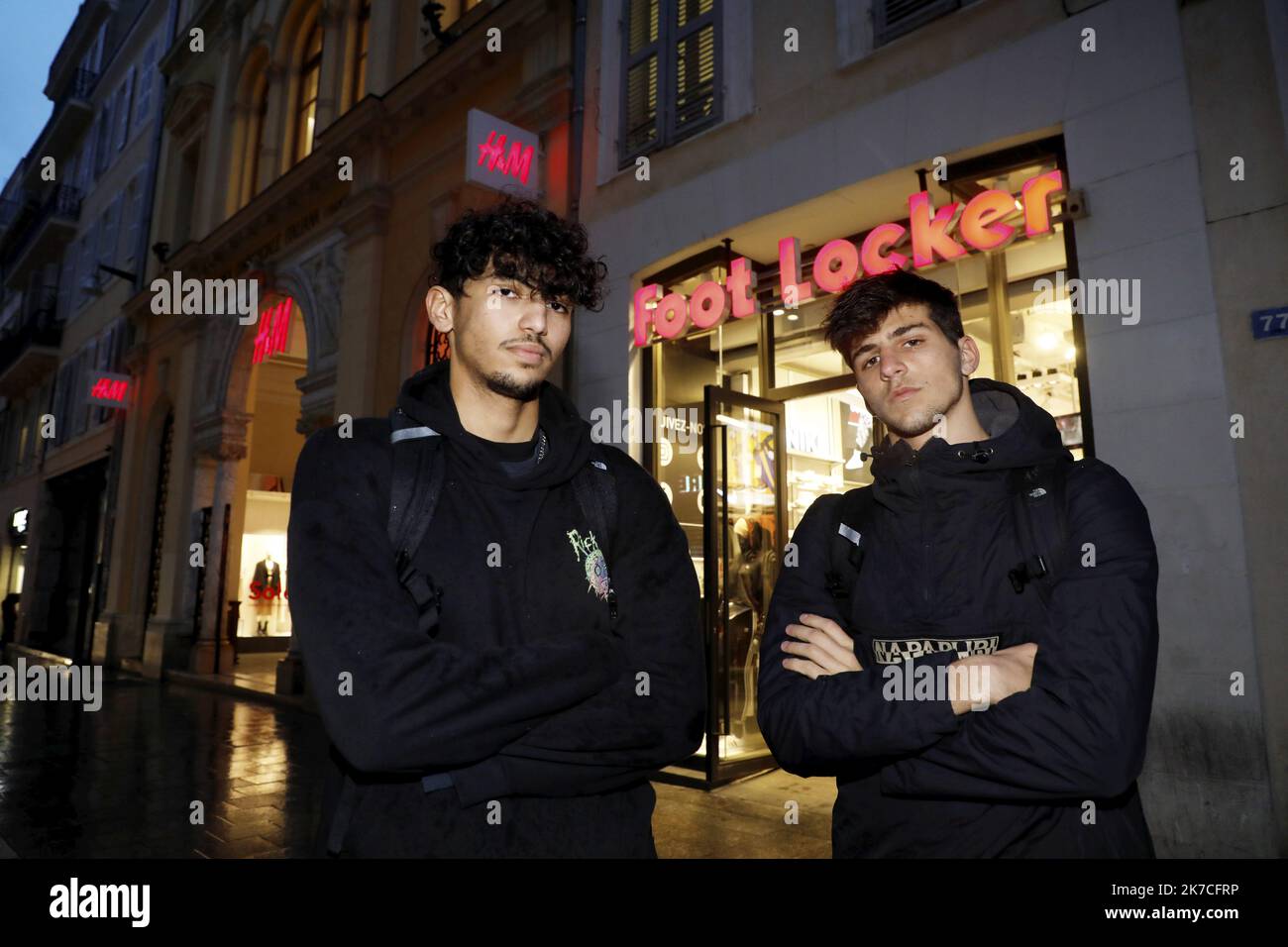 ©PHOTOPQR/LA PROVENCE/David Rossi ; Marseille ; 22/01/2021 ; Portrait de Yanis et Maxime, les tiktokeurs, au rond-point de Castellane (6e). démonstration de « parkours écolo » en eteignant les enseignes lumineuses - 2020/01/22. Portrait of Yanis and Maxime, French Tiktok stars and demonstration of “green parkours” by turning off the illuminated signs on the streets. Stock Photo