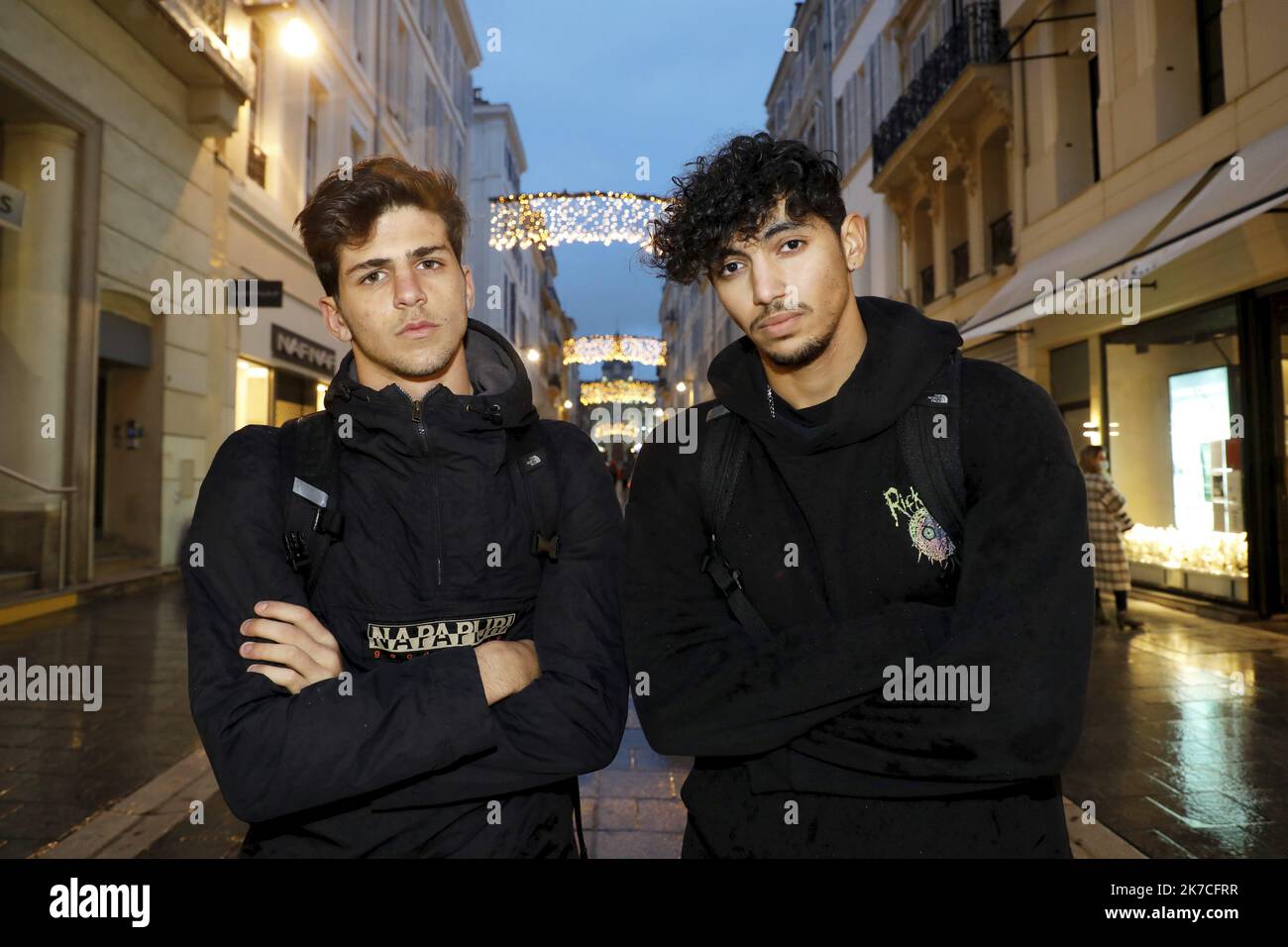©PHOTOPQR/LA PROVENCE/David Rossi ; Marseille ; 22/01/2021 ; Portrait de Yanis et Maxime, les tiktokeurs, au rond-point de Castellane (6e). démonstration de « parkours écolo » en eteignant les enseignes lumineuses - 2020/01/22. Portrait of Yanis and Maxime, French Tiktok stars and demonstration of “green parkours” by turning off the illuminated signs on the streets. Stock Photo