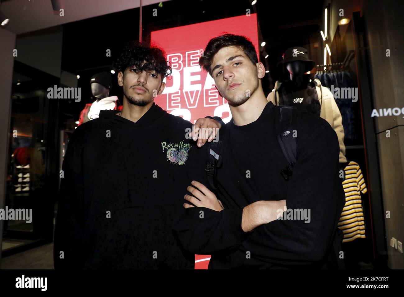 ©PHOTOPQR/LA PROVENCE/David Rossi ; Marseille ; 22/01/2021 ; Portrait de Yanis et Maxime, les tiktokeurs, au rond-point de Castellane (6e). démonstration de « parkours écolo » en eteignant les enseignes lumineuses - 2020/01/22. Portrait of Yanis and Maxime, French Tiktok stars and demonstration of “green parkours” by turning off the illuminated signs on the streets. Stock Photo