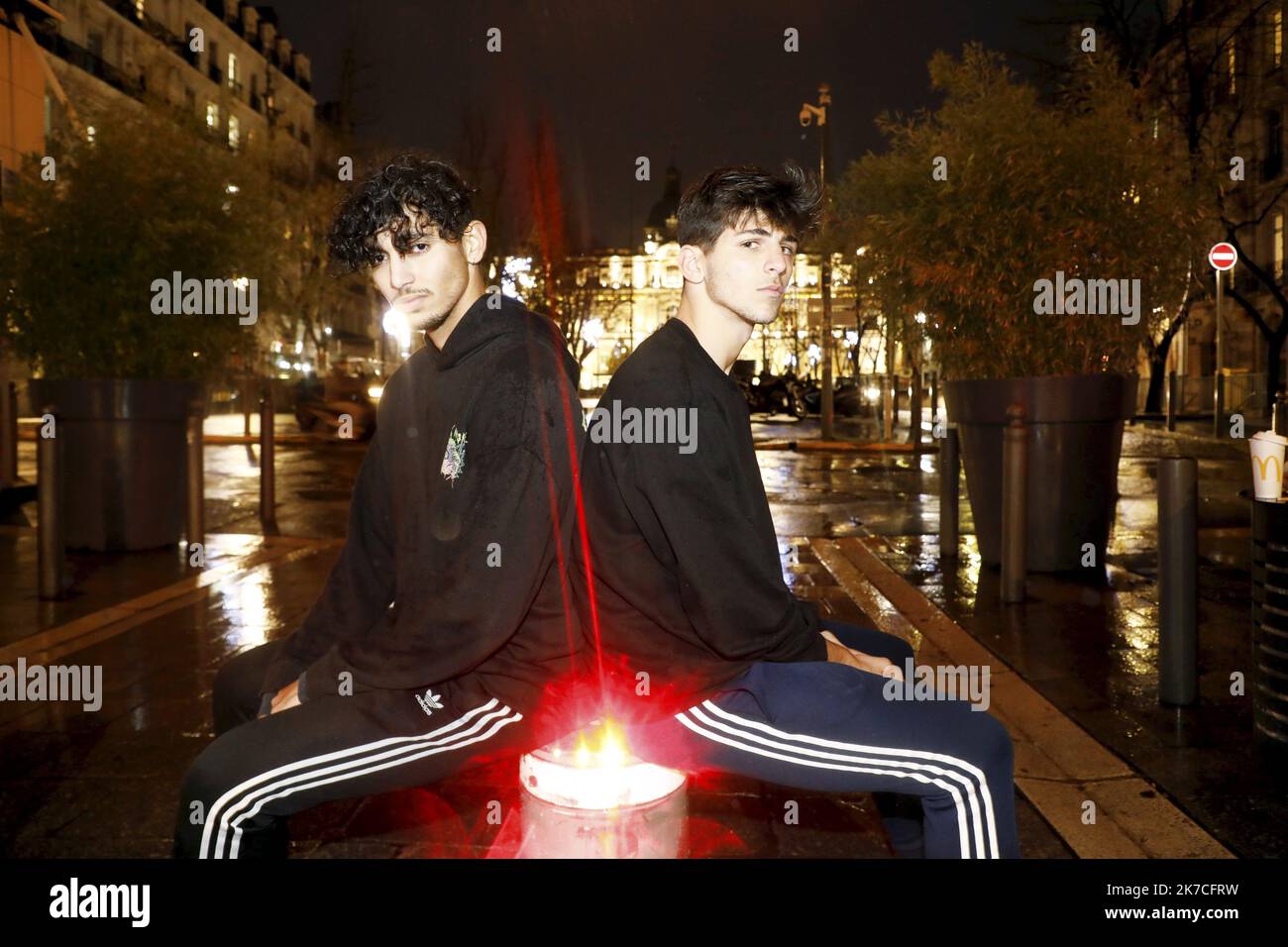 ©PHOTOPQR/LA PROVENCE/David Rossi ; Marseille ; 22/01/2021 ; Portrait de Yanis et Maxime, les tiktokeurs, au rond-point de Castellane (6e). démonstration de « parkours écolo » en eteignant les enseignes lumineuses - 2020/01/22. Portrait of Yanis and Maxime, French Tiktok stars and demonstration of “green parkours” by turning off the illuminated signs on the streets. Stock Photo