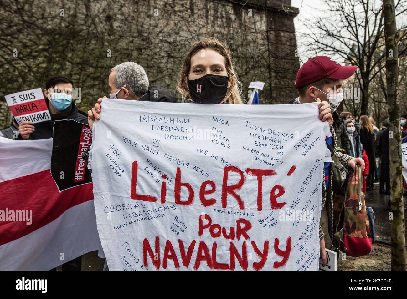 ©Sadak Souici / Le Pictorium/MAXPPP - Sadak Souici / Le Pictorium - 23/01/2021 - France / Ile-de-France / Paris 8 - Quelques dizaines de personnes se sont rassembles au Trocadero pour demander la liberation d'Alexei Navalny. Les manifestants avaient des pancartes -Free Navalny- et aussi des brosses a WC brandies par des manifestants en reference a l'enquete publiee par Navalny sur Youtube. / 23/01/2021 - France / Ile-de-France (region) / Paris 8th (8th arrondissement of Paris) - A few dozen people gathered at the Trocadero to demand the release of Alexei Navalny. The demonstrators had placards Stock Photo