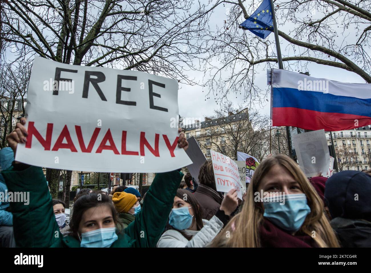 ©Sadak Souici / Le Pictorium/MAXPPP - Sadak Souici / Le Pictorium - 23/01/2021 - France / Ile-de-France / Paris 8 - Quelques dizaines de personnes se sont rassembles au Trocadero pour demander la liberation d'Alexei Navalny. Les manifestants avaient des pancartes -Free Navalny- et aussi des brosses a WC brandies par des manifestants en reference a l'enquete publiee par Navalny sur Youtube. / 23/01/2021 - France / Ile-de-France (region) / Paris 8th (8th arrondissement of Paris) - A few dozen people gathered at the Trocadero to demand the release of Alexei Navalny. The demonstrators had placards Stock Photo