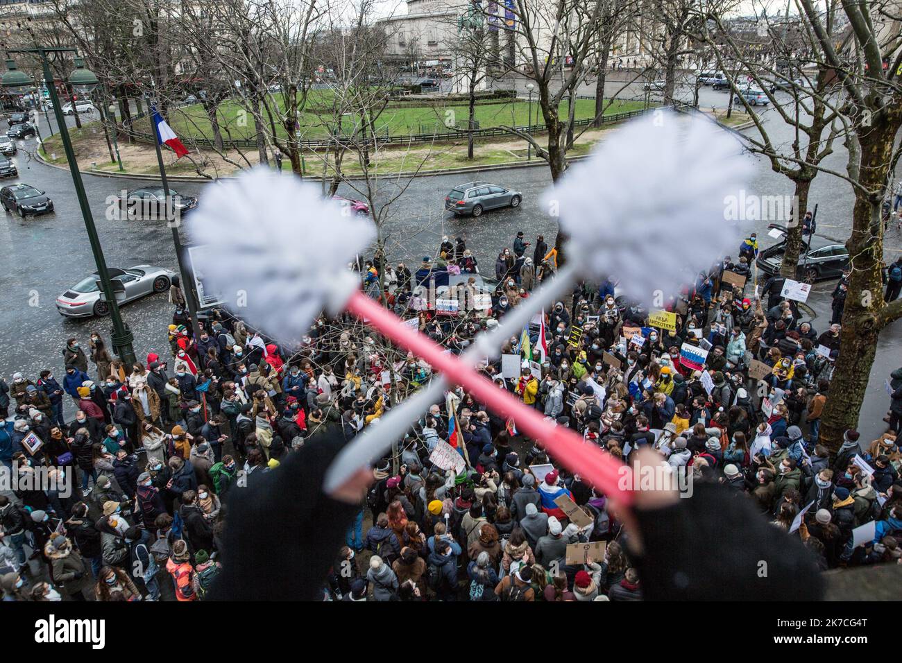 ©Sadak Souici / Le Pictorium/MAXPPP - Sadak Souici / Le Pictorium - 23/01/2021 - France / Ile-de-France / Paris 8 - Quelques dizaines de personnes se sont rassembles au Trocadero pour demander la liberation d'Alexei Navalny. Les manifestants avaient des pancartes -Free Navalny- et aussi des brosses a WC brandies par des manifestants en reference a l'enquete publiee par Navalny sur Youtube. / 23/01/2021 - France / Ile-de-France (region) / Paris 8th (8th arrondissement of Paris) - A few dozen people gathered at the Trocadero to demand the release of Alexei Navalny. The demonstrators had placards Stock Photo