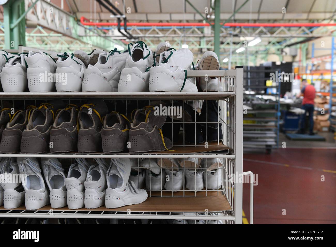 Â©PHOTOPQR/LE COURRIER DE L'OUEST/Josselin Clair ; ; 26/01/2021 ; Jarze, 26/01/2021, Visite du site de production des chaussures Pardade Connect, la premiere chaussure qui detecte les chutes. Le dispositif intelligent embarque dans la chaussure s'active automatiquement en cas de chute importante et brutale et alerte les contacts de celui qui les porte, grace a une apllication smartphone. Ce site de production situe a Jarze dans le Maine-et-Loire produit aussi des chaussures du groupe Eram comme TBS. Parade est aussi une marque du groupe Eram. Jarze, France, January 26, 2021. The Parade Connect Stock Photo