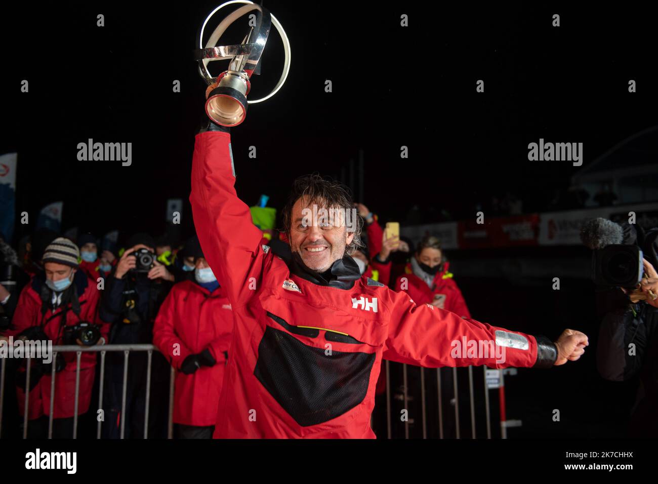 ©PHOTOPQR/OUEST FRANCE/DAVID ADEMAS / OUEST-FRANCE ; LES SABLES D OLONNE ; 28/01/2021 ; Yannick BESTAVEN le skipper du bateau Maitre Coq IV , vainqueur de la 9 ème édition du Vendée Globe 2020 . Ce 28 Janvier 2021 à 4h19 il achève son tour du monde à la voile en solitaire et sans escale en 80 jours 03 heures 44 minutes et 46 secondes . 3 ème skipper à franchir la ligne derrière Charlie DALIN ( APIVIA ) et Louis BURTON ( BUREAU VALLEE 2 ) il bénéficie d’un temps de compensation de 10h15 ( pour sa participation au sauvetage de Kevin ESCOFFIER PRB ) . PHOTO : DAVID ADEMAS / OUEST-FRANCE - Yannic Stock Photo