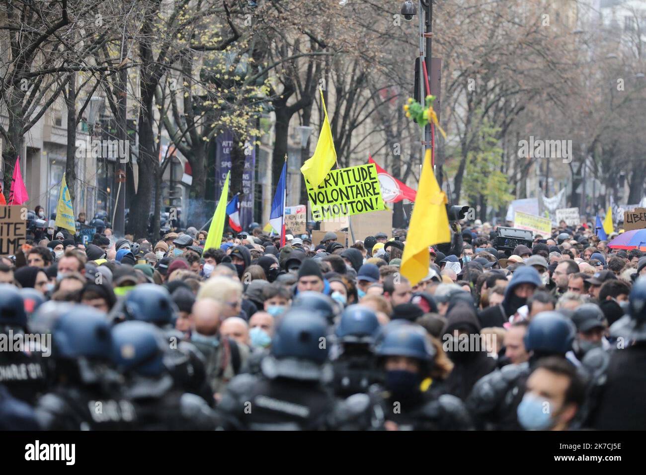 ©PHOTOPQR/LE PARISIEN/Frédéric DUGIT ; Paris ; 30/01/2021 ; Société / Politique Paris XIe, le 30 janvier 2021 Manifestation des gilets jaunes en mouvement vers la place de la république à Paris - Gilets Jaunes demonstration in France jan 30 2021  Stock Photo