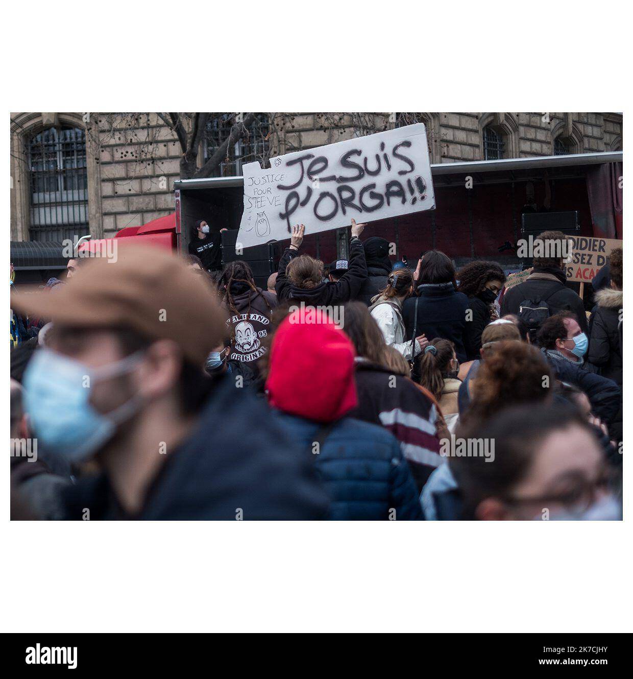 ©Michael Bunel / Le Pictorium/MAXPPP - Michael Bunel / Le Pictorium - 30/01/2021 - France / Ile-de-France / Paris - Un manifestant porte une pancarte avec ecrit, je suis l'orga. Une centaine de teuffers profitent de la manifestation sonore du monde de la techno, free party, technivale et de la rave. Plusieurs centaines de personnes ont defile dans les rues de Paris pour protester contre la loi securite globale. A l'arrivee du cortege place de la republique, des membres de la communaute techno et raver avaient organise une manifestation sonore avec l installation d'un sound system. La manifesta Stock Photo