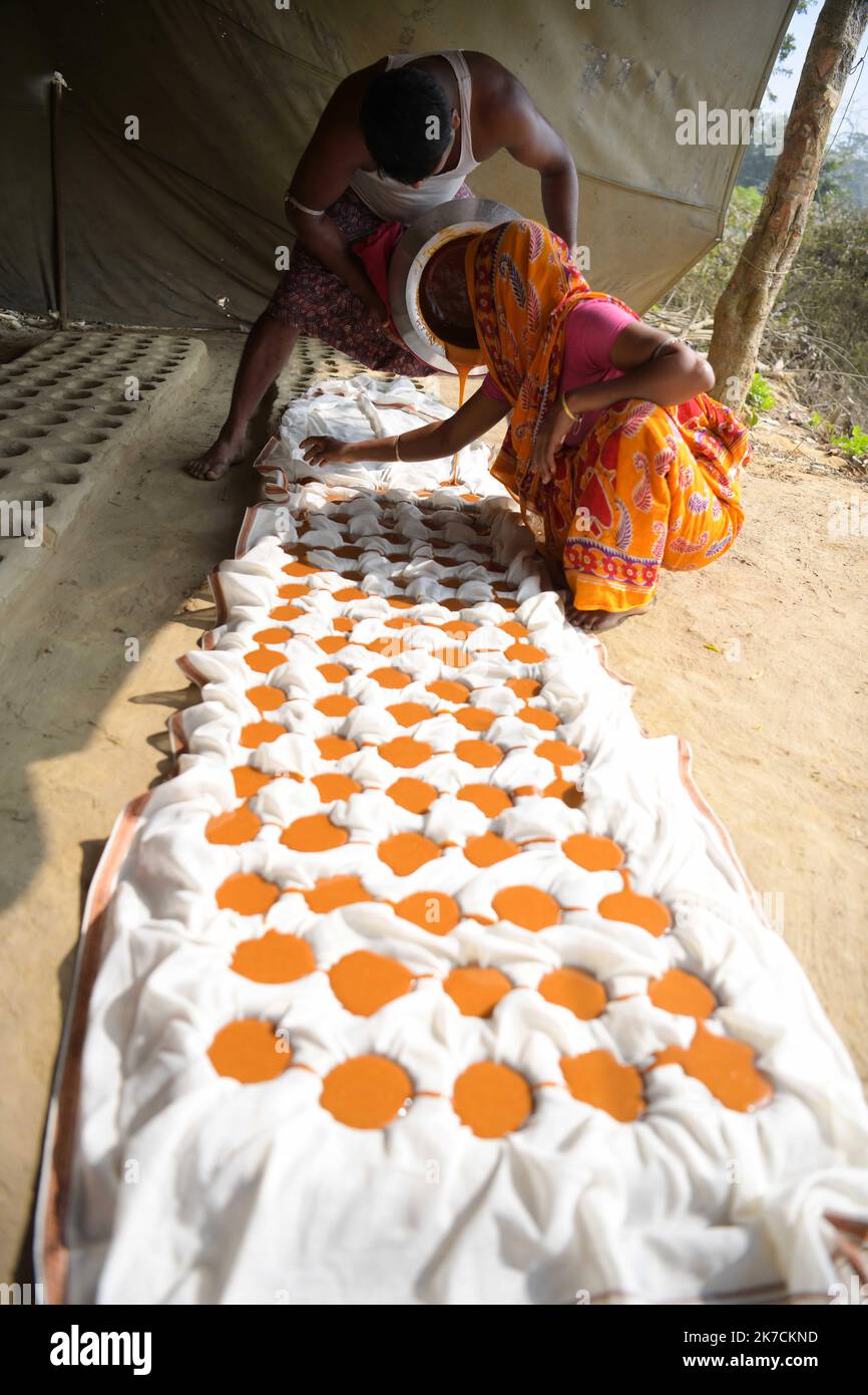 ©Abhisek Saha / Le Pictorium/MAXPPP - Abhisek Saha / Le Pictorium - 09/01/2021 - Inde / Tripura / Agartala - Les membres d'une famille de collecteurs de seve de palmier fabriquent du sucre non raffine a partir de la seve de palmier dans les villages de Mohanbhog, a 56 km d'Agartala. / 09/01/2021 - India / Tripura / Agartala - Members of a family of palm sap collectors make unrefined sugar from palm sap in the villages of Mohanbhog, 56 km from Agartala. Stock Photo