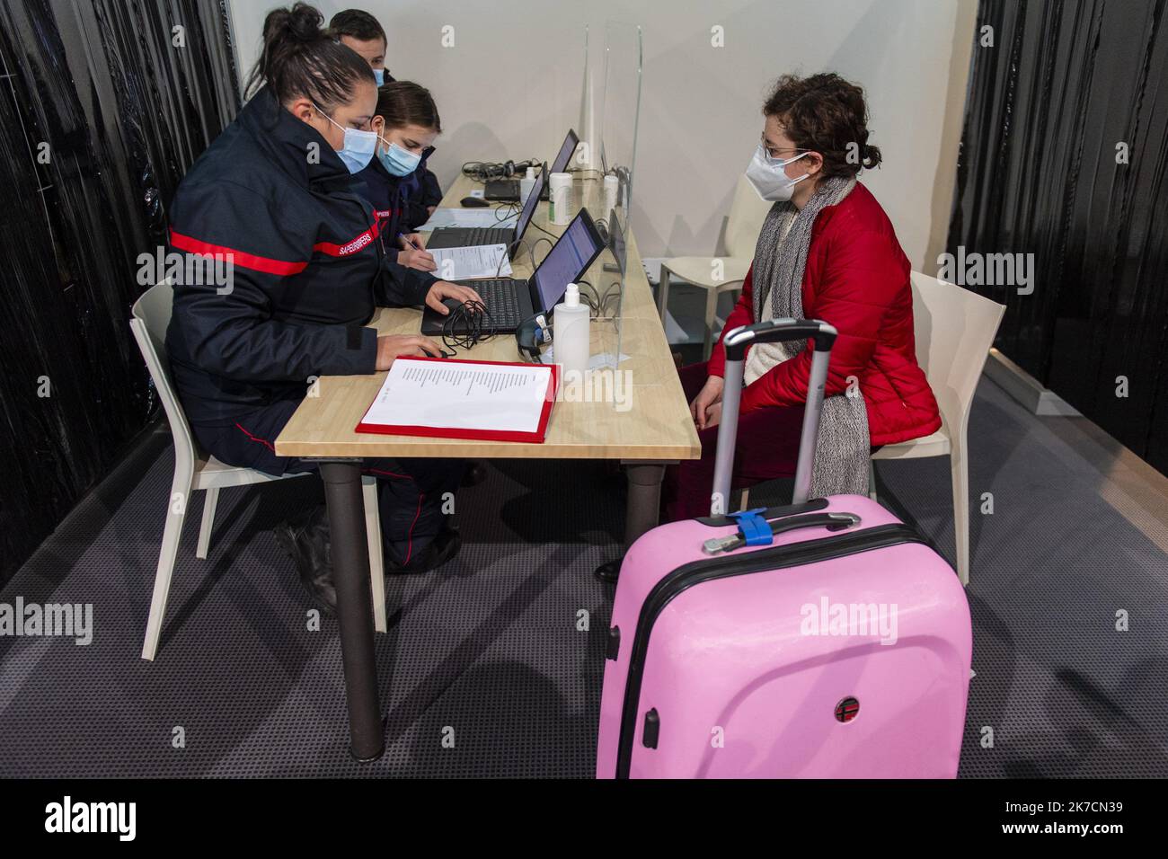 France airport customs hi-res stock photography and images - Page 4 - Alamy