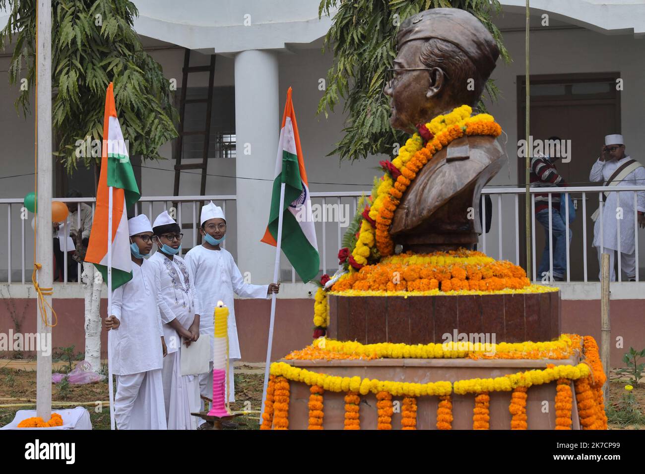 ©Abhisek Saha / Le Pictorium/MAXPPP - Abhisek Saha / Le Pictorium - 23/01/2021 - Inde / Tripura / Agartala - Des ecoliers habilles a l'effigie du combattant indien Netaji Subhash Chandra Bose lors d'un evenement marquant l'anniversaire de naissance de Bose a Agartala. / 23/01/2021 - India / Tripura / Agartala - School childrens dressed in the likeness of Indian freedom fighter Netaji Subhash Chandra Bose during an event marking Bose's birth anniversary in Agartala. Stock Photo