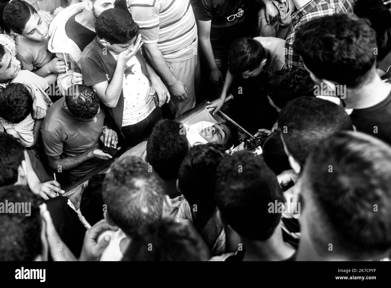 ©Michael Bunel / Le Pictorium/MAXPPP - Michael Bunel / Le Pictorium - 13/05/2018 - Palestine / Bande de Gaza / Rafah - Des membres de la famille et amis rassembles a la mosquee pour leurs dernier au revoir au defunt. Jaber Salem Mustafa, un homme de 40 ans. Il est decede d'un tir de sniper dans la poitrine pendant la manifestation du vendredi 12 mai lors d'affrontements avec l'armee israelienne. Les tensions sont elevees le long de la frontiere entre Gaza et Israel apres plus d'un mois de manifestations de masse hebdomadaires pres de la barriere qui a fait 50 morts parmi les manifestants pales Stock Photo