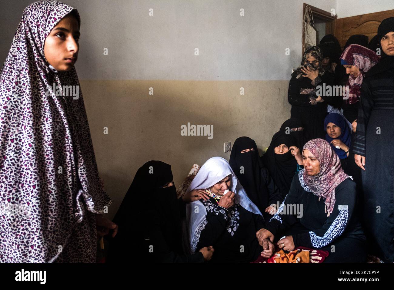 ©Michael Bunel / Le Pictorium/MAXPPP - Michael Bunel / Le Pictorium - 13/05/2018 - Palestine / Gaza / Khan youne - Des membres de la famille et amies rassembles dans la maison du defun, Jaber Salem Mustafa, un homme de 40 ans. Il est decede d'un tir de sniper dans la poitrine pendant la manifestation du vendredi 12 mai lors d'affrontements avec l'armee israelienne. Les tensions sont elevees le long de la frontiere entre Gaza et Israel apres plus d'un mois de manifestations de masse hebdomadaires pres de la barriere qui a fait 50 morts parmi les manifestants palestiniens et plus de 1 700 blesse Stock Photo