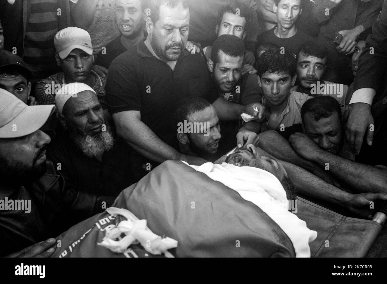 ©Michael Bunel / Le Pictorium/MAXPPP - Michael Bunel / Le Pictorium - 13/05/2018 - Palestine / Gaza / Khan youne - Des membres de la famille et amis rassembles a la mosquee pour leurs dernier au revoir au defunt. Jaber Salem Mustafa, un homme de 40 ans. Il est decede d'un tir de sniper dans la poitrine pendant la manifestation du vendredi 12 mai lors d'affrontements avec l'armee israelienne. Les tensions sont elevees le long de la frontiere entre Gaza et Israel apres plus d'un mois de manifestations de masse hebdomadaires pres de la barriere qui a fait 50 morts parmi les manifestants palestini Stock Photo