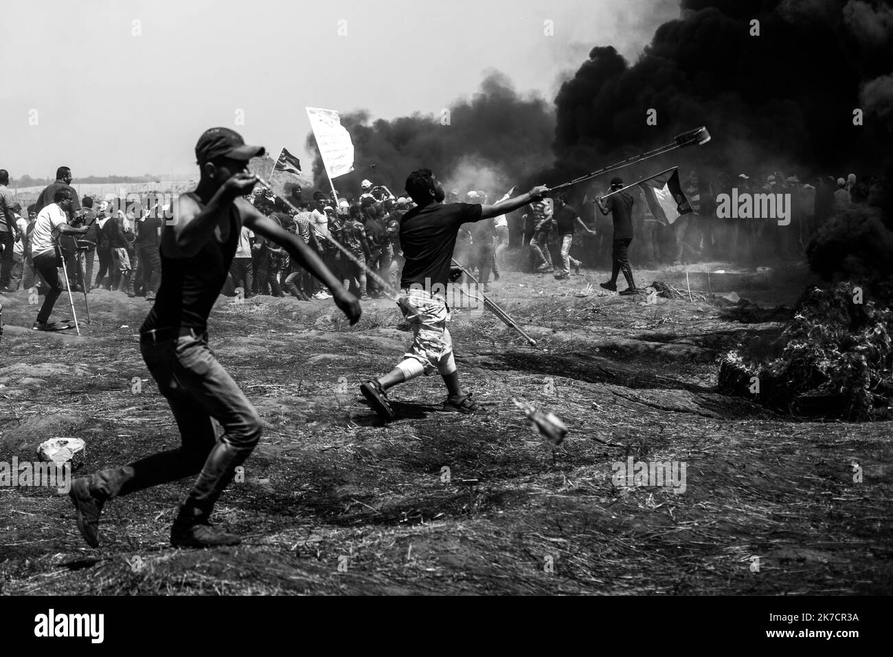 ©Michael Bunel / Le Pictorium/MAXPPP - Michael Bunel / Le Pictorium - 14/05/2018 - Palestine / Bande de Gaza / Malaka - Des Palestiniens utilisent des frondes pour lancer des pierres en reponse a l'intervention des forces israeliennes lors d'une manifestation organisee a l'occasion du 70eme anniversaire de la Nakba, egalement connue sous le nom de Day of the Catastrophe en 1948, et contre les plans des Etats-Unis Jerusalem. 14 mai 2018. Malaka. Bande de Gaza. Palestine. / 14/05/2018 - Palestine / Gaza strip / Malaka - Palestinians use slingshots to throw rocks in response to Israeli forces' in Stock Photo