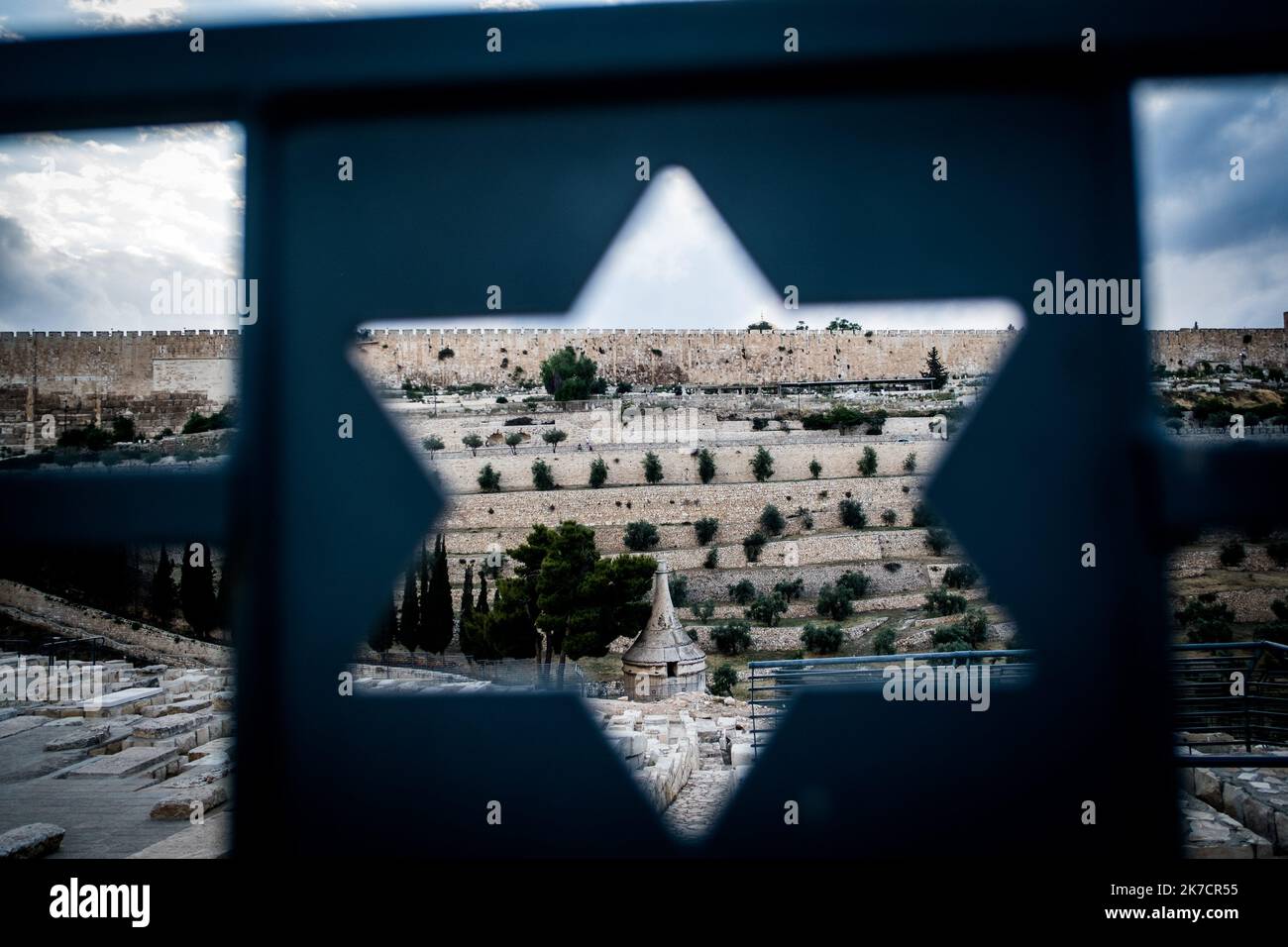 ©Michael Bunel / Le Pictorium/MAXPPP - Michael Bunel / Le Pictorium - 09/05/2018 - Israel / Jerusalem / Jerusalem - Vue sur la mosquee al-Aqsa (Al-aksa) et le Dome du rocher ainsi que sur le cimetierre Juif depuis le mont des Oliviers. 9 mai 2018. Jerusalem. Israel. Palestine. / 09/05/2018 - Israel / Jerusalem / Jerusalem - View of al-Aqsa Mosque (Al-aksa) and the Dome of the Rock from the Mount of Olives. May 9, 2018. Jerusalem. Israel. Palestine. Stock Photo