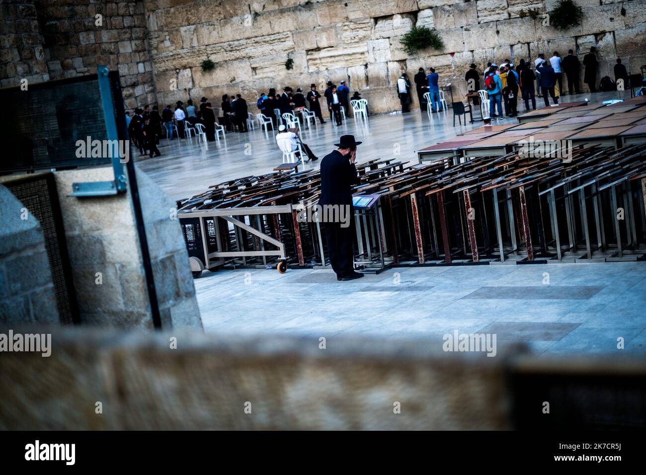 ©Michael Bunel / Le Pictorium/MAXPPP - Michael Bunel / Le Pictorium - 09/05/2018 - Israel / Jerusalem / Jerusalem - Des hommes de confession juive prient au Mur des Lamentations. 09 mai 2018. Jerusalem. Israel. / 09/05/2018 - Israel / Jerusalem / Jerusalem - Men of the Jewish faith pray at the Wailing Wall. May 09, 2018. Jerusalem. Israel. Stock Photo