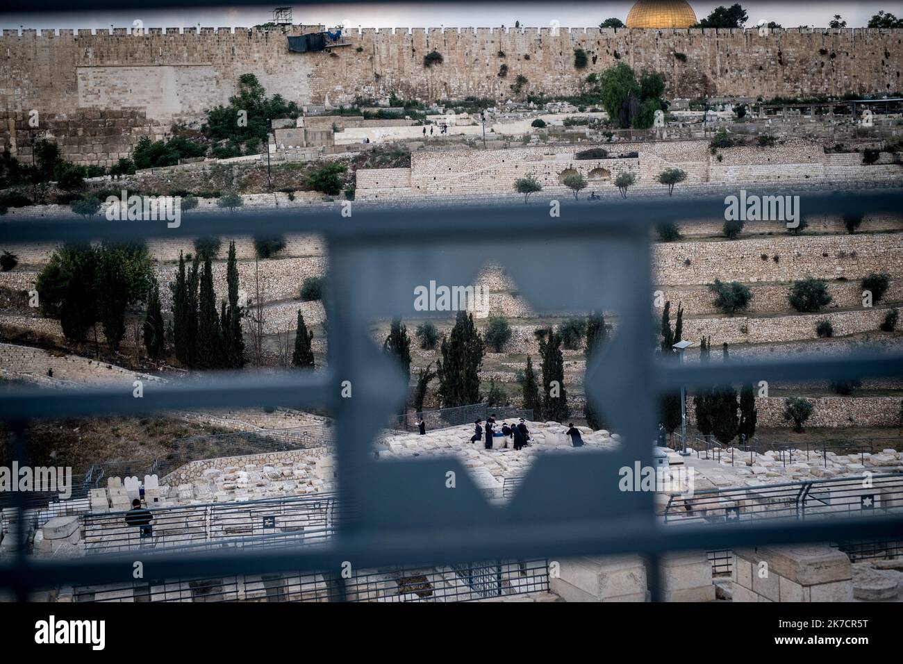 ©Michael Bunel / Le Pictorium/MAXPPP - Michael Bunel / Le Pictorium - 09/05/2018 - Israel / Jerusalem / Jerusalem - Vue sur la mosquee al-Aqsa (Al-aksa) et le Dome du rocher ainsi que sur le cimetierre Juif depuis le mont des Oliviers. 9 mai 2018. Jerusalem. Israel. Palestine. / 09/05/2018 - Israel / Jerusalem / Jerusalem - View of al-Aqsa Mosque (Al-aksa) and the Dome of the Rock from the Mount of Olives. May 9, 2018. Jerusalem. Israel. Palestine. Stock Photo