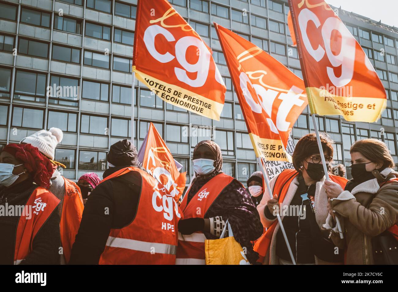 ©Olivier Donnars / Le Pictorium/MAXPPP - Olivier Donnars / Le Pictorium - 08/03/2021 - France / Ile-de-France / Paris - Plusieurs milliers de personnes defilent lors de la Journee internationale des droits des femmes pour rappeler que l'egalite des genres n'est toujours pas acquise, en France et ailleurs. / 08/03/2021 - France / Ile-de-France (region) / Paris - Several thousand people are marching on International Women's Rights Day as a reminder that gender equality is still not achieved, in France and elsewhere. Stock Photo