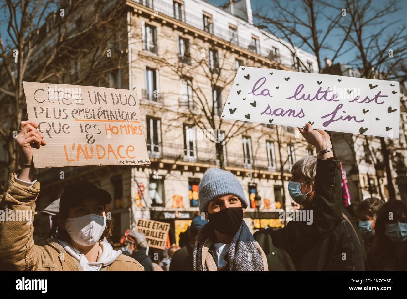 ©Olivier Donnars / Le Pictorium/MAXPPP - Olivier Donnars / Le Pictorium - 08/03/2021 - France / Ile-de-France / Paris - Plusieurs milliers de personnes defilent lors de la Journee internationale des droits des femmes pour rappeler que l'egalite des genres n'est toujours pas acquise, en France et ailleurs. / 08/03/2021 - France / Ile-de-France (region) / Paris - Several thousand people are marching on International Women's Rights Day as a reminder that gender equality is still not achieved, in France and elsewhere. Stock Photo