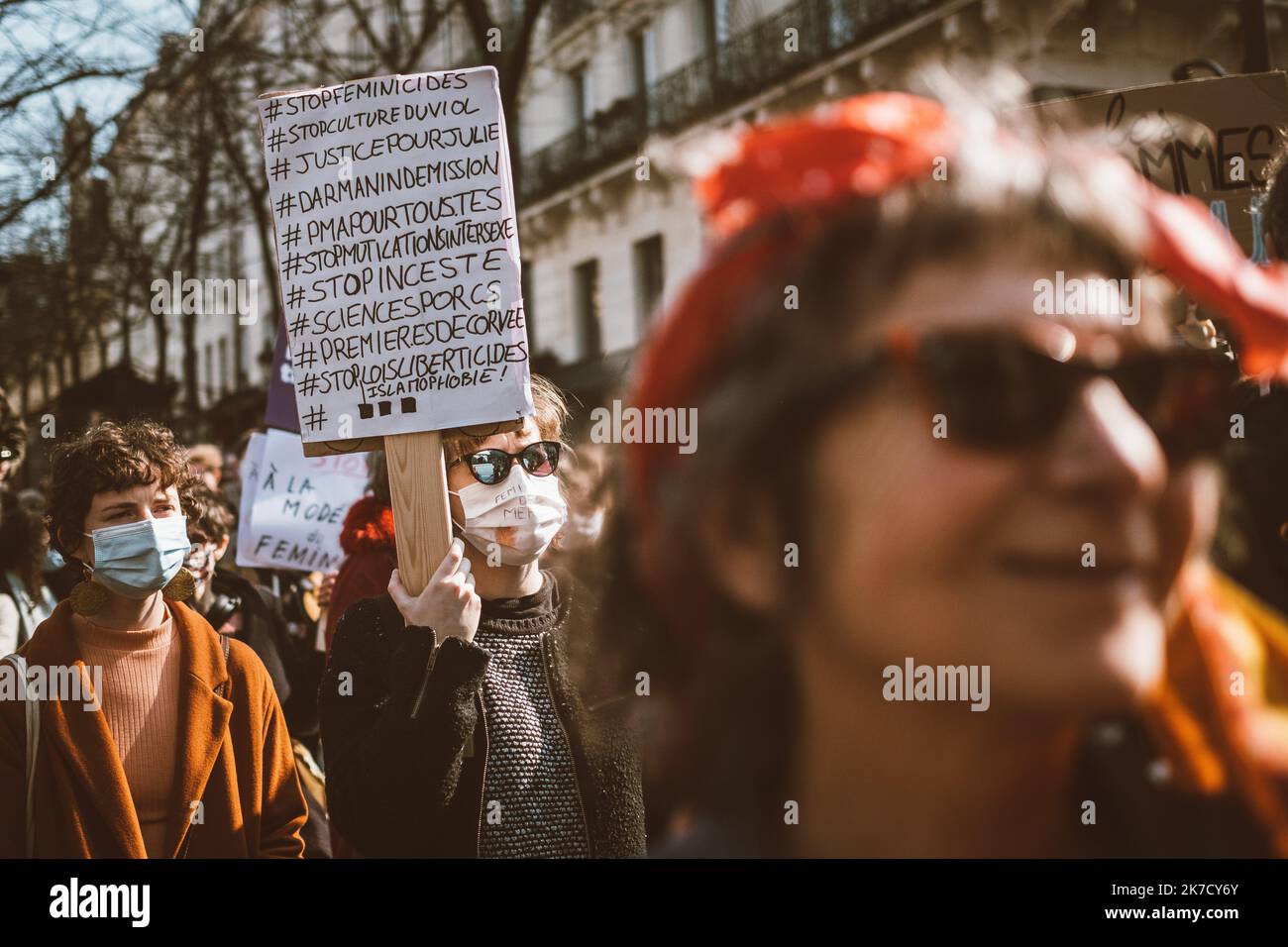 ©Olivier Donnars / Le Pictorium/MAXPPP - Olivier Donnars / Le Pictorium - 08/03/2021 - France / Ile-de-France / Paris - Plusieurs milliers de personnes defilent lors de la Journee internationale des droits des femmes pour rappeler que l'egalite des genres n'est toujours pas acquise, en France et ailleurs. / 08/03/2021 - France / Ile-de-France (region) / Paris - Several thousand people are marching on International Women's Rights Day as a reminder that gender equality is still not achieved, in France and elsewhere. Stock Photo