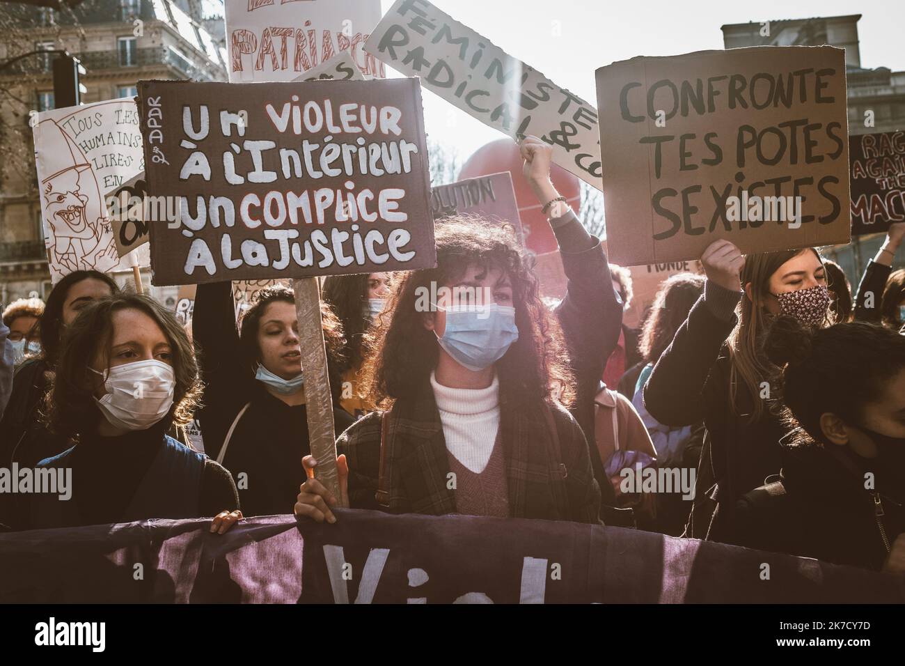 ©Olivier Donnars / Le Pictorium/MAXPPP - Olivier Donnars / Le Pictorium - 08/03/2021 - France / Ile-de-France / Paris - Plusieurs milliers de personnes defilent lors de la Journee internationale des droits des femmes pour rappeler que l'egalite des genres n'est toujours pas acquise, en France et ailleurs. / 08/03/2021 - France / Ile-de-France (region) / Paris - Several thousand people are marching on International Women's Rights Day as a reminder that gender equality is still not achieved, in France and elsewhere. Stock Photo