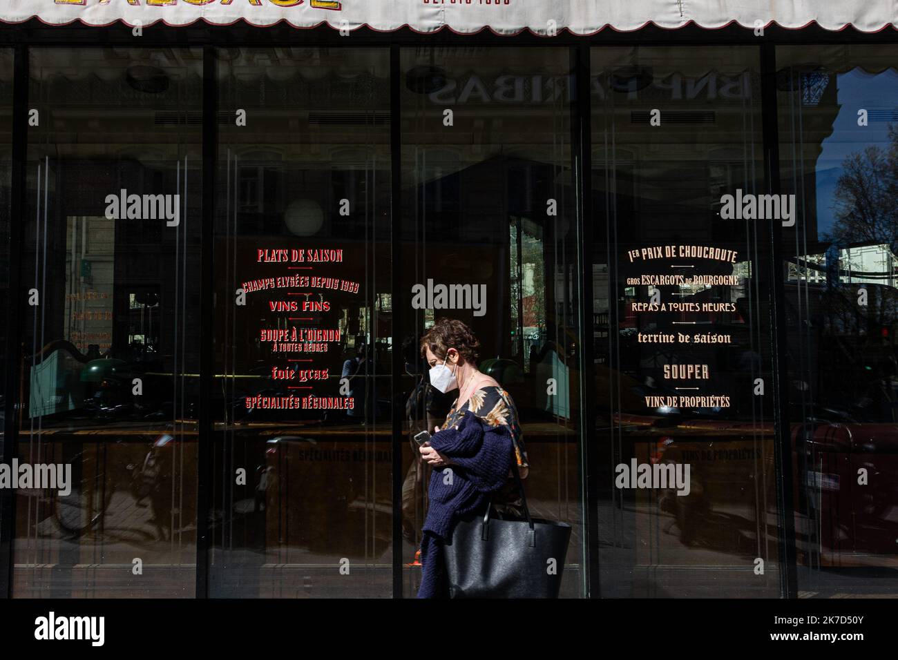 ©Sadak Souici / Le Pictorium/MAXPPP - Sadak Souici / Le Pictorium - 31/3/2021 - France / Ile-de-France / Paris 8 - un femme passe devant restaurant ferme depuis la pandemie sur l'avenue des Champs-Elysees pendant le confinement de la troisieme vague a Paris. / 31/3/2021 - France / Ile-de-France (region) / Paris 8th (8th arrondissement of Paris) - A woman walks past a restaurant closed since the pandemic on the Avenue des Champs-Elysees during the containment of the third wave in Paris. Stock Photo
