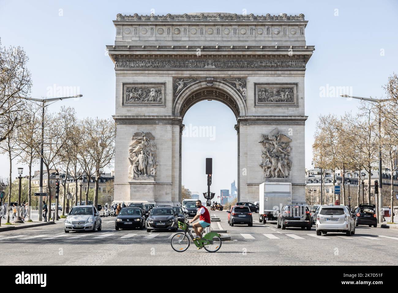 ©Sadak Souici / Le Pictorium/MAXPPP - Sadak Souici / Le Pictorium - 31/3/2021 - France / Ile-de-France / Paris 8 - Un homme passe a velo devant l'arc de triomphe sur l'avenue des Champs-Elysees pendant le confinement de la troisieme vague a Paris. / 31/3/2021 - France / Ile-de-France (region) / Paris 8th (8th arrondissement of Paris) - A man rides his bicycle past the Arc de Triomphe on the Avenue des Champs-Elysees during the containment of the third wave in Paris. Stock Photo