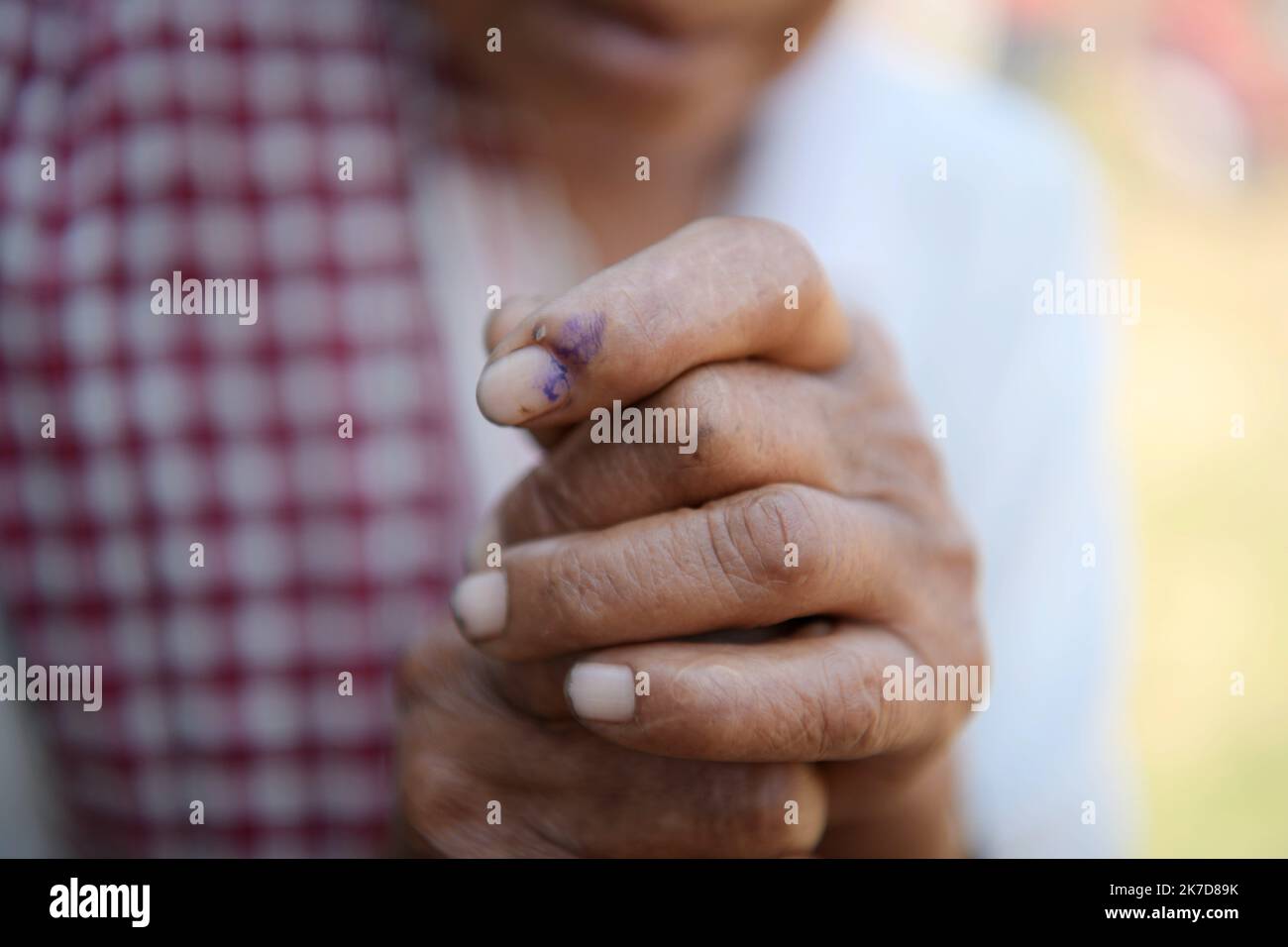 ©Abhisek Saha / Le Pictorium/MAXPPP - Abhisek Saha / Le Pictorium - 6/4/2021 - Inde / Tripura / Agartala - Une femme tribale montre son doigt marque a l'encre apres avoir vote dans un bureau de vote lors des elections du TTAADC, dans la banlieue d'Agartala. / 6/4/2021 - India / Tripura / Agartala - A Tribal woman shows her finger marked with ink after casting her vote at a polling station during TTAADC elections on the outskirts of Agartala Stock Photo
