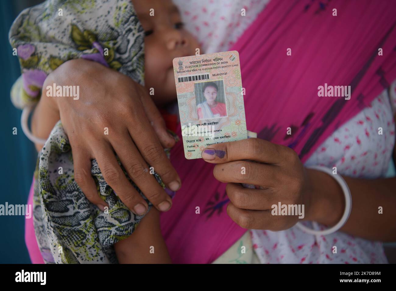 ©Abhisek Saha / Le Pictorium/MAXPPP - Abhisek Saha / Le Pictorium - 6/4/2021 - Inde / Tripura / Agartala - Une femme tribale montre sa carte d'electeur alors qu'elle fait la queue dans un bureau de vote pour voter aux elections de la TTAADC, dans la banlieue d'Agartala. / 6/4/2021 - India / Tripura / Agartala - A Tribal woman show her voter identity cards as they queue up at a polling station to their cast votes for TTAADC elections on the outskirts of Agartala Stock Photo