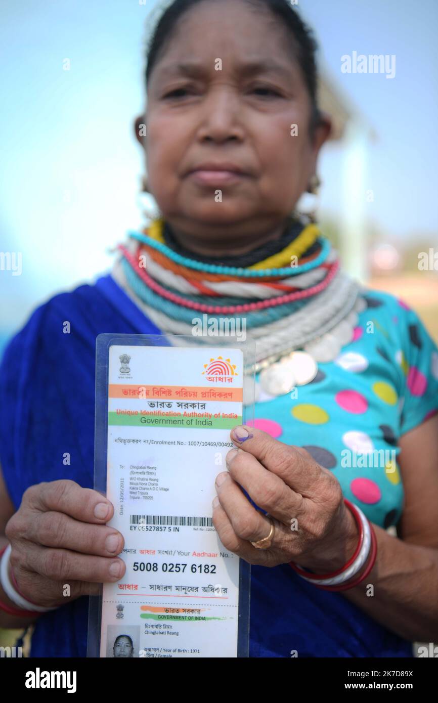©Abhisek Saha / Le Pictorium/MAXPPP - Abhisek Saha / Le Pictorium - 6/4/2021 - Inde / Tripura / Agartala - Une femme tribale montre sa carte d'electeur alors qu'elle fait la queue dans un bureau de vote pour voter aux elections de la TTAADC, dans la banlieue d'Agartala. / 6/4/2021 - India / Tripura / Agartala - A Tribal woman show her voter identity cards as they queue up at a polling station to their cast votes for TTAADC elections on the outskirts of Agartala Stock Photo