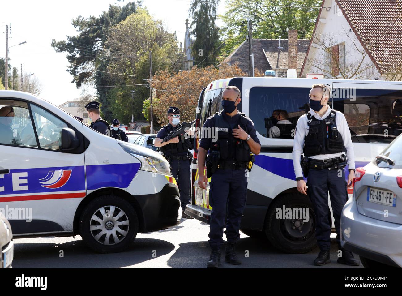 ©PHOTOPQR/LE PARISIEN/Jean-Baptiste Quentin ; Rambouillet ; 23/04/2021 ; Rambouilet, France, vedredi 23 avril 2021, attaque au couteau dans le commissariat de Rambouillet. Une fonctionnaire de police est morte de ses blessures à la gorge. Le parquet anti terrorisme a été saisi. Le Premier Ministre Jean Castex et le ministre de l'Intérieur Gérald Darmanin se sont rendus sur place. - 2021/04/23. Terror probe opened after woman killed in knife attack at Paris region police station Stock Photo