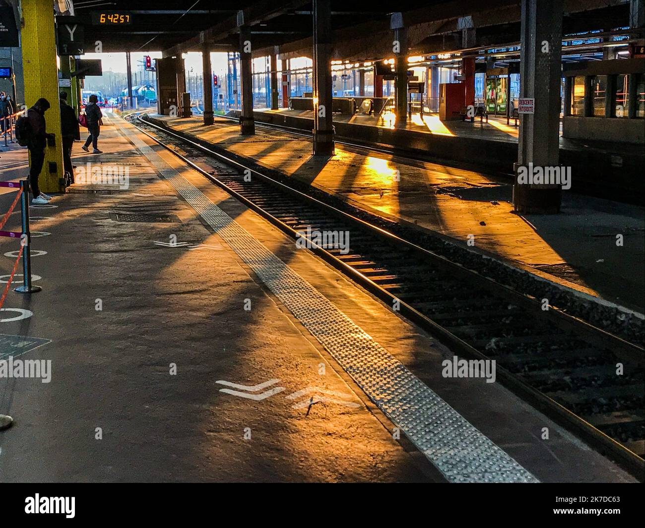 ©Arnaud BEINAT/Maxppp. 2021/04/28, Metz, Lorraine, Grand Est, France. Les quais de la gare de Metz au petit matin. La gare a été sacrée plus belle gare de France pour la seconde fois. Stock Photo