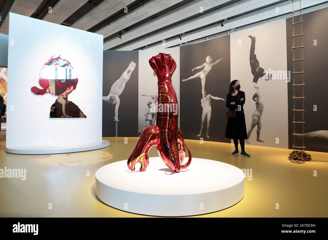 Balloon Dog Louis Vuitton X Jeff Koons - the Masters Collection Editorial  Photography - Image of store, display: 122742757