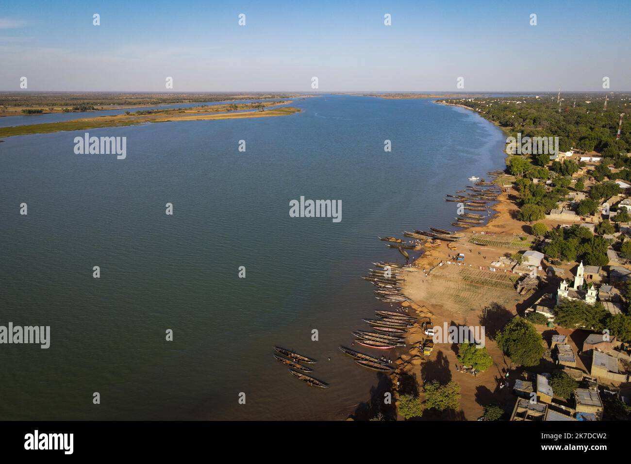 ©Nicolas Remene / Le Pictorium/MAXPPP - Nicolas Remene / Le Pictorium - 31/12/2020 - Mali / Segou / Segou - Vue aerienne sur le Fleuve Niger a Segou, Mali. / 31/12/2020 - Mali / Segou / Segou - Aerial view of the Niger River in Segou, Mali. Stock Photo