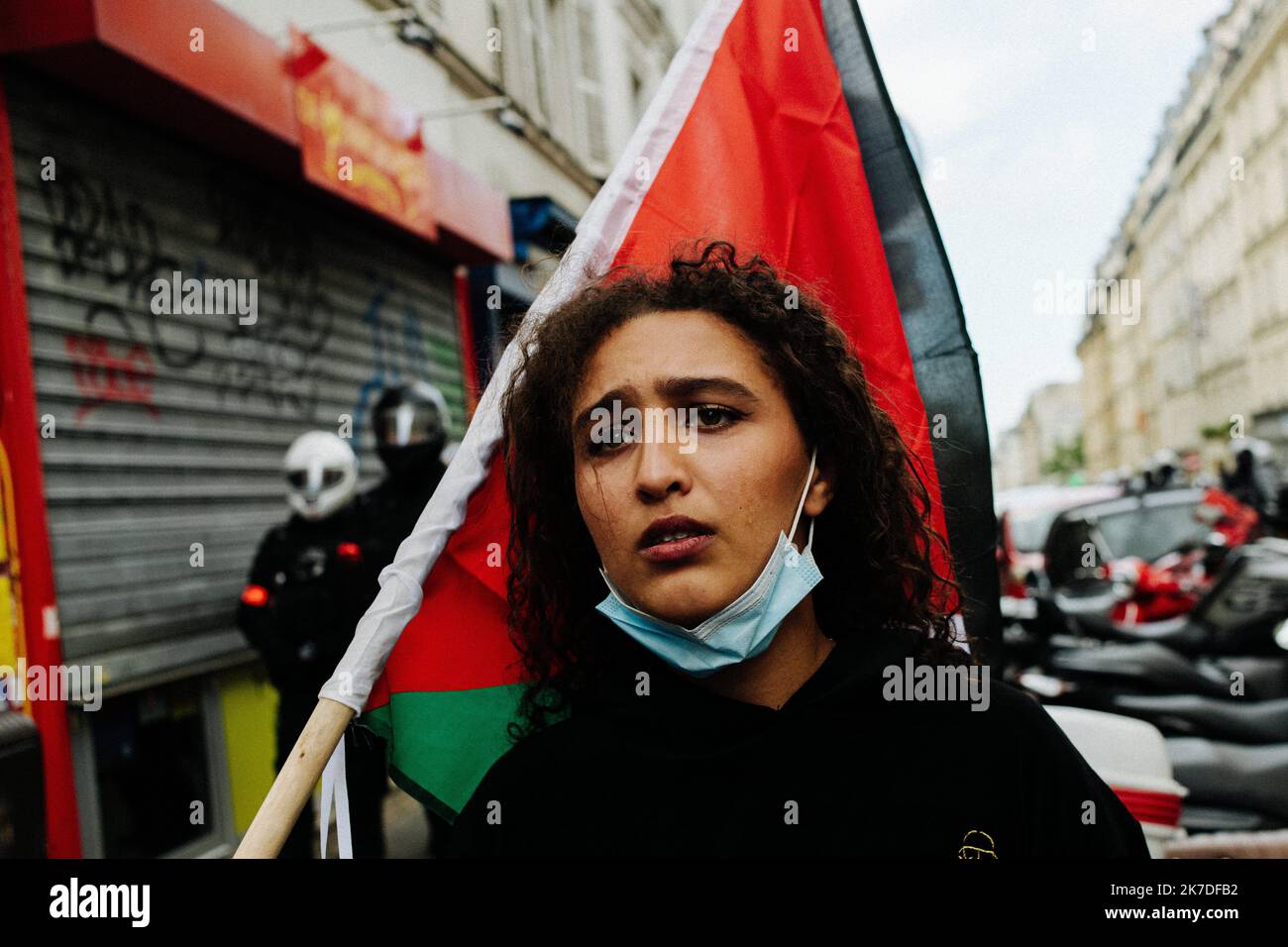 Manifestation de soutien à Paris à une victime de viol qui se retrouve  accusée en Tunisie Stock Photo - Alamy