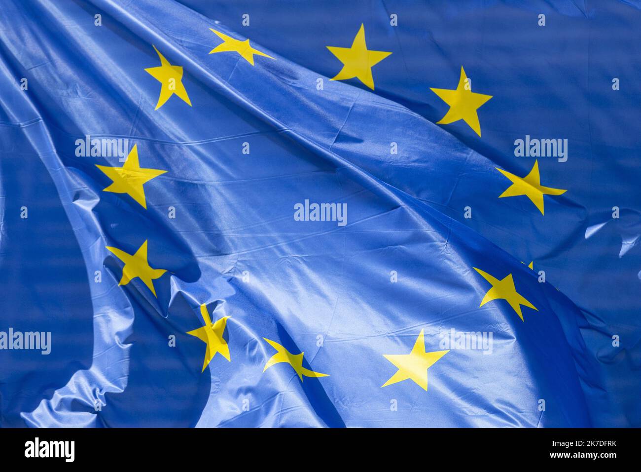 30 Drapeaux De La Belgique Sur Corde - 10 Mètres, Polyester Résistant, Parfaits Pour Décorer Fêtes, événements Ou Manifestations !