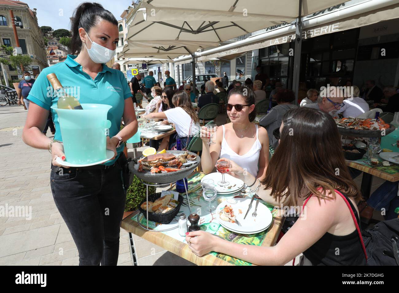 ©PHOTOPQR/NICE MATIN/Eric Ottino ; Nice ; 19/05/2021 ; Réouverture des restaurants terrasses à Cannes France, may 19th 2021 reopening of café terraces after long months of restriction Stock Photo