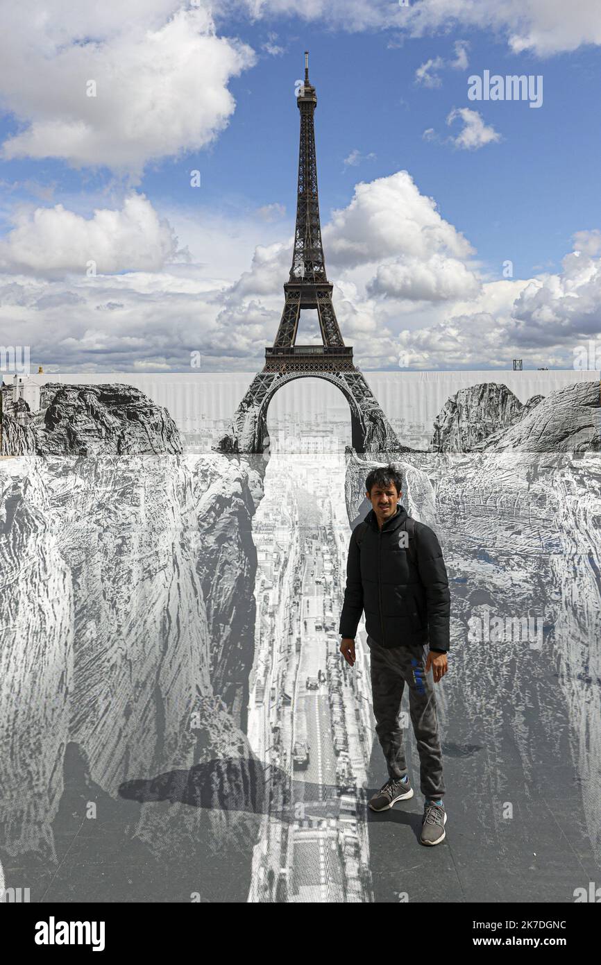 Giant artwork hi-res stock photography and images - Alamy