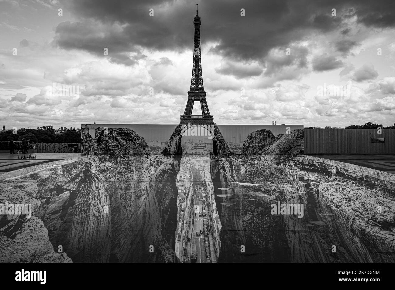 Giant artwork hi-res stock photography and images - Alamy